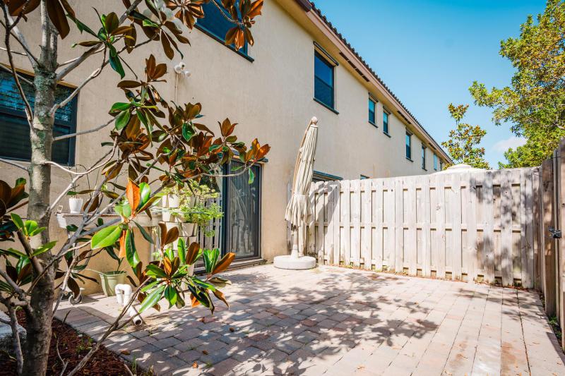 Condo & Townhome Photos