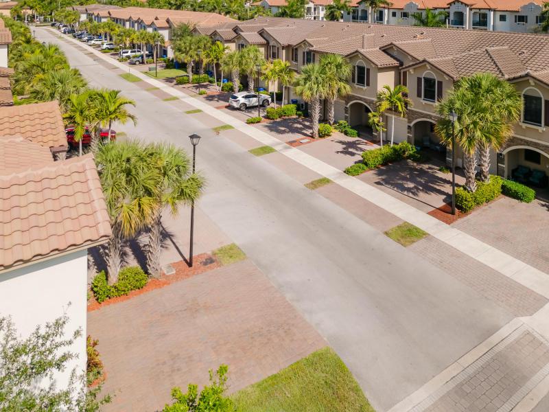  Condo & Townhome Photos