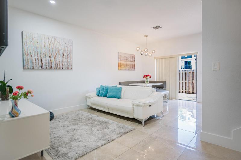  Condo & Townhome Photos