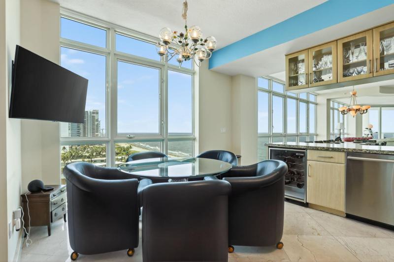  Condo & Townhome Photos