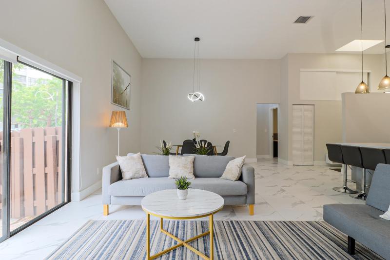  Condo & Townhome Photos