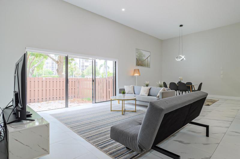  Condo & Townhome Photos
