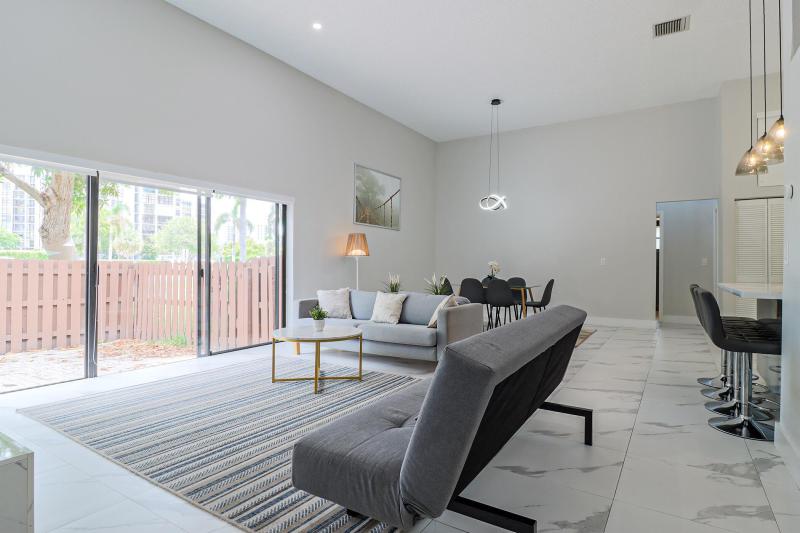  Condo & Townhome Photos