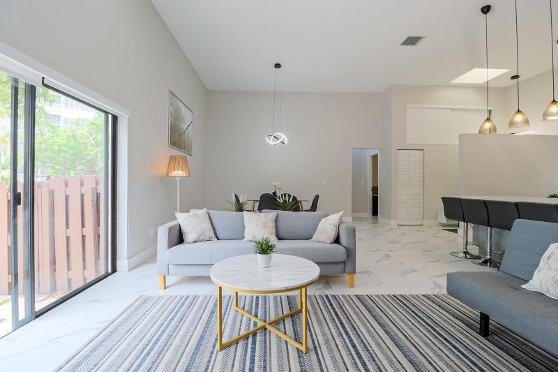  Condo & Townhome Photos