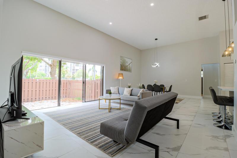  Condo & Townhome Photos