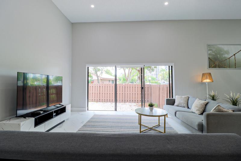  Condo & Townhome Photos
