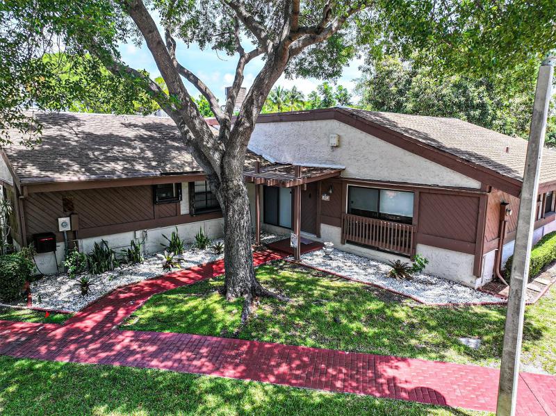  Condo & Townhome Photos