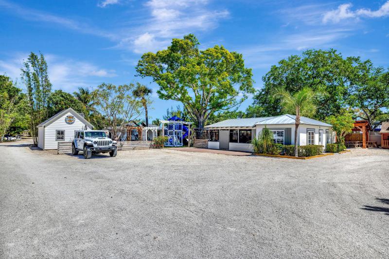  Commercial & Industrial Land Images 