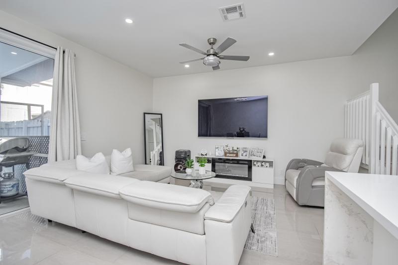  Condo & Townhome Photos