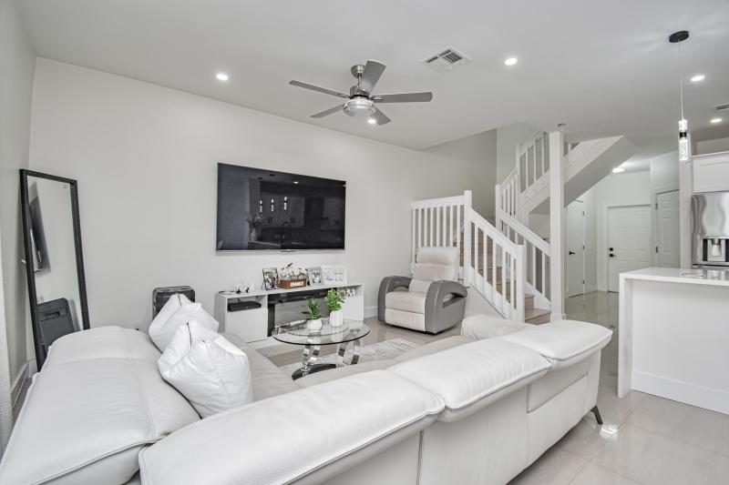  Condo & Townhome Photos