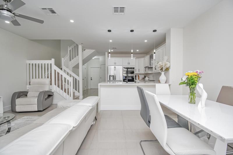  Condo & Townhome Photos