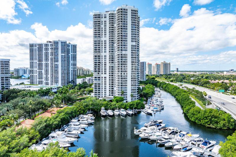  Condo & Townhome Photos