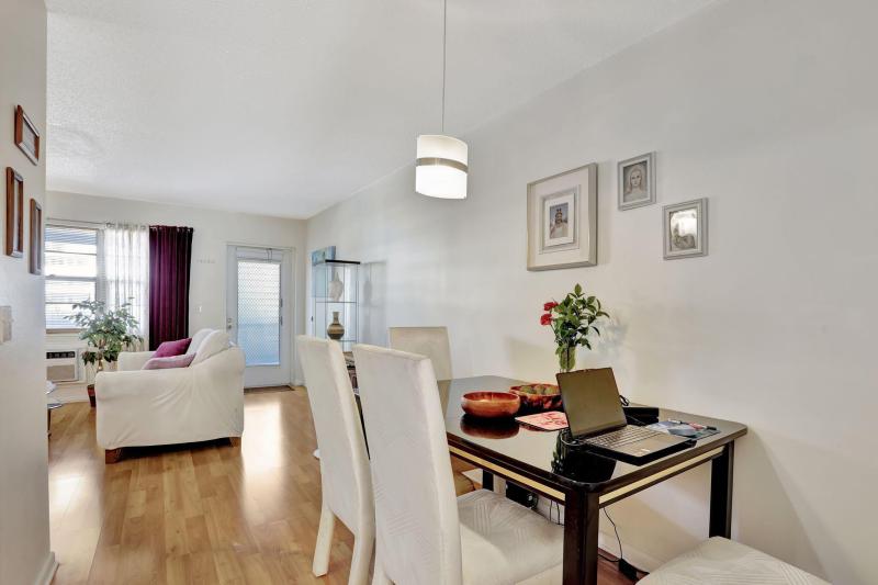  Condo & Townhome Photos