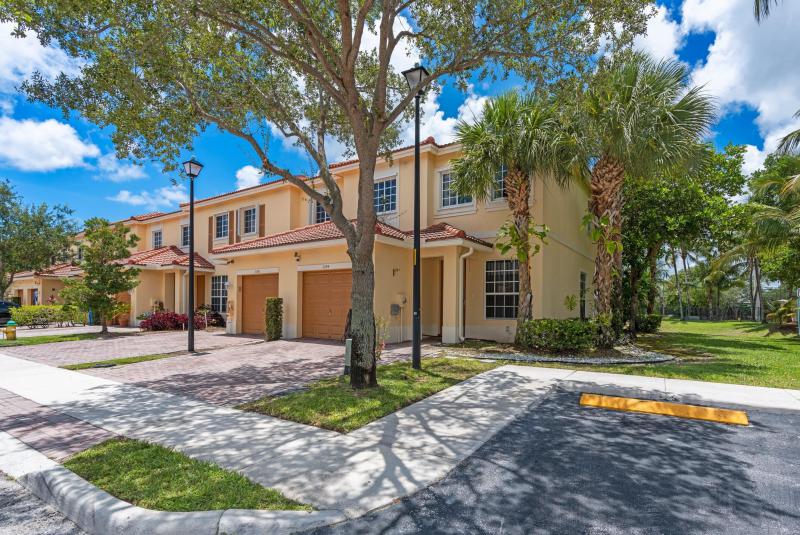  Condo & Townhome Photos