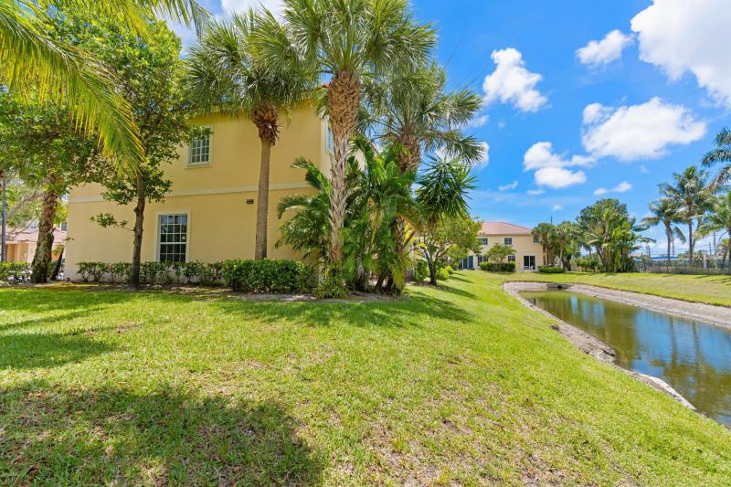  Condo & Townhome Photos