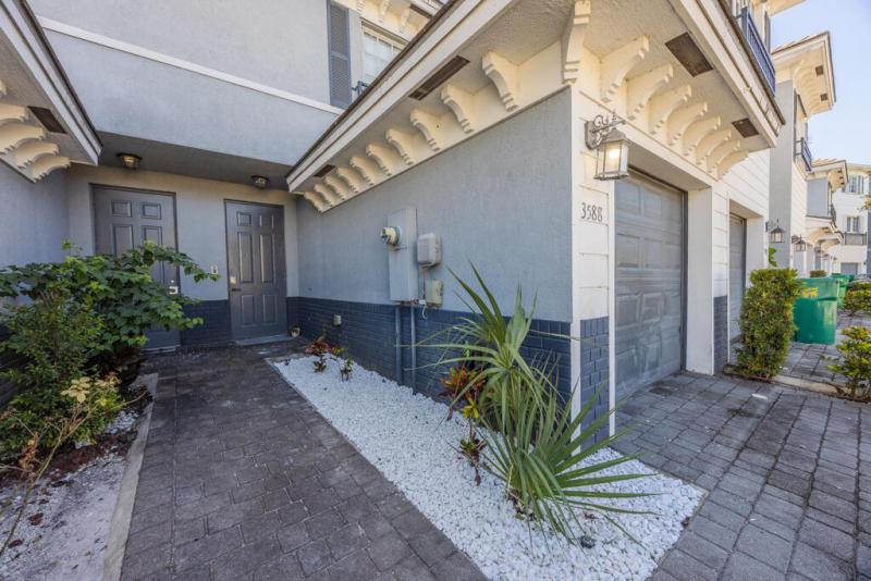  Condo & Townhome Photos