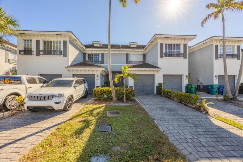  Condo & Townhome Photos