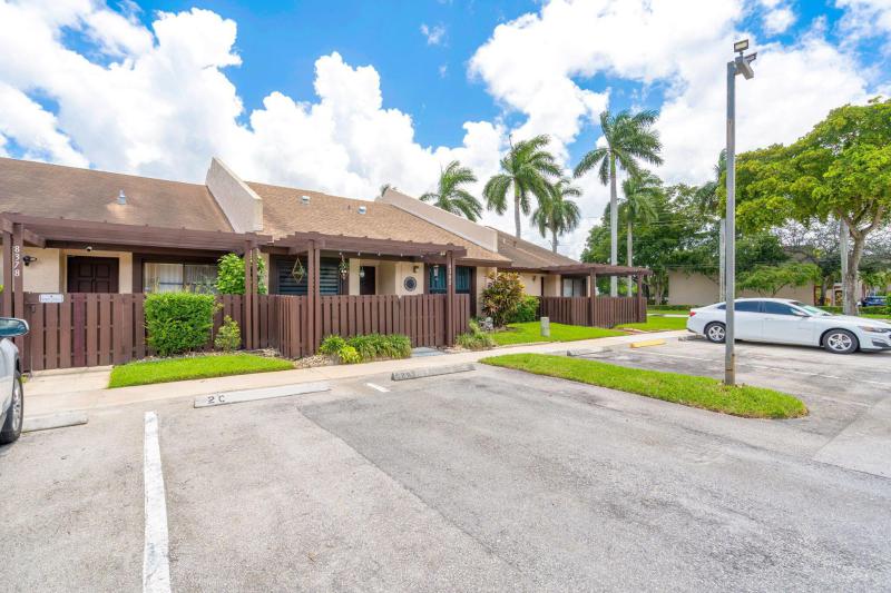  Condo & Townhome Photos