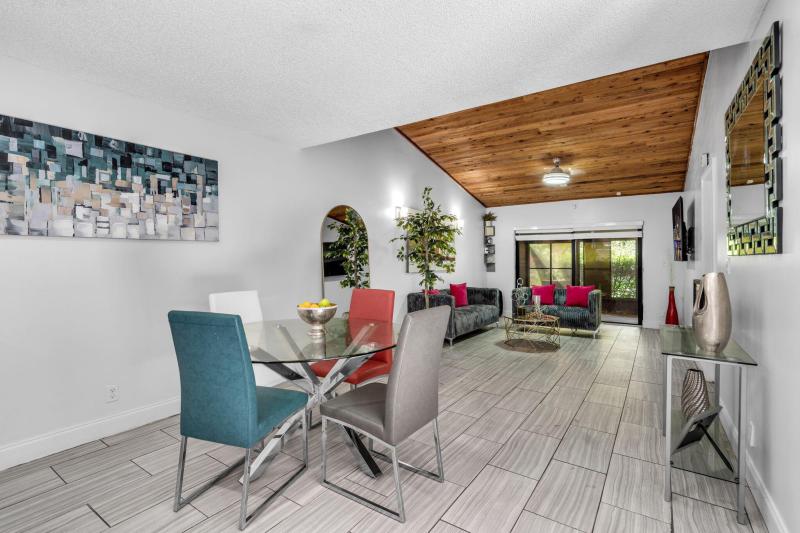 Condo & Townhome Photos
