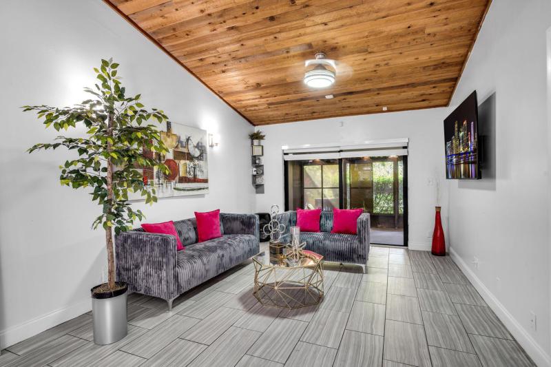  Condo & Townhome Photos