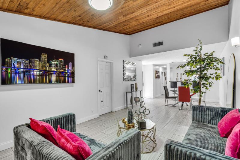  Condo & Townhome Photos