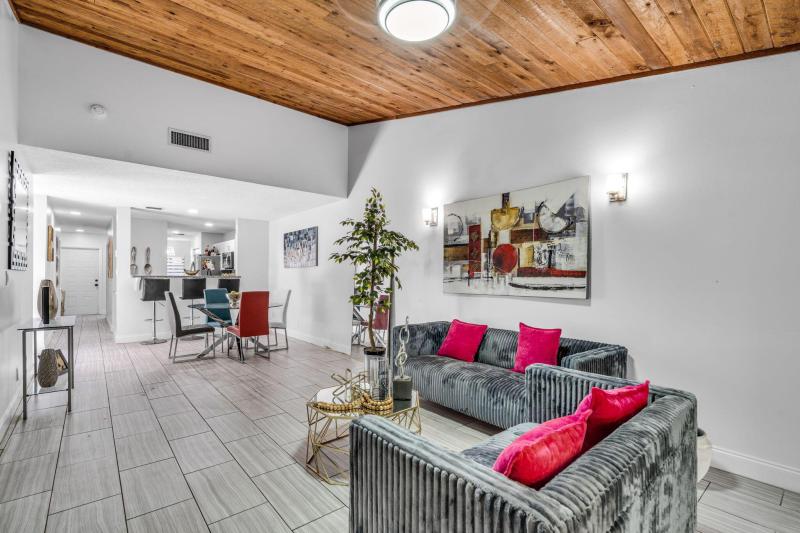  Condo & Townhome Photos