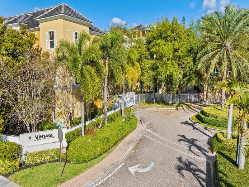  Condo & Townhome Photos