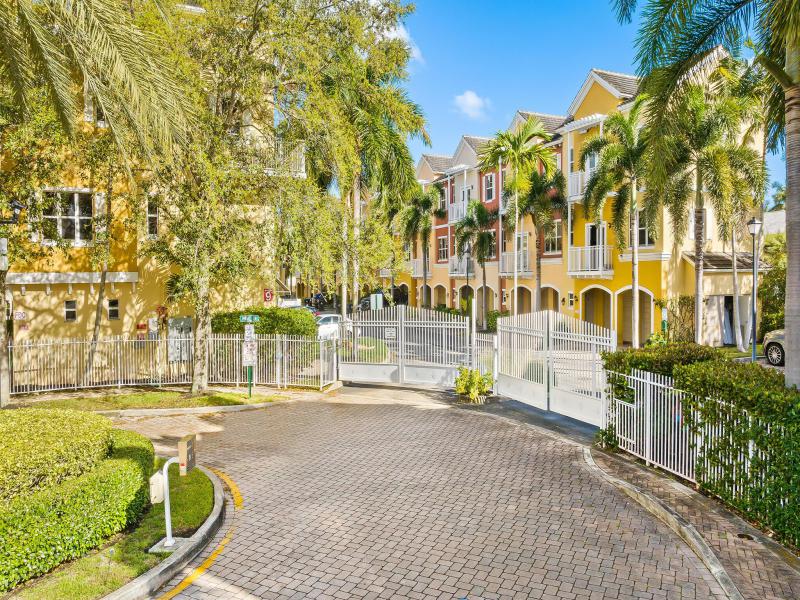  Condo & Townhome Photos