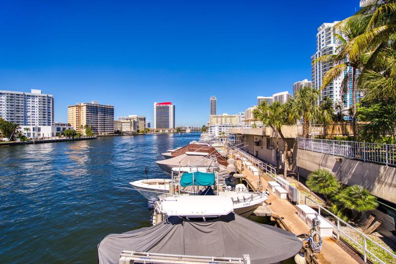  Condo & Townhome Photos