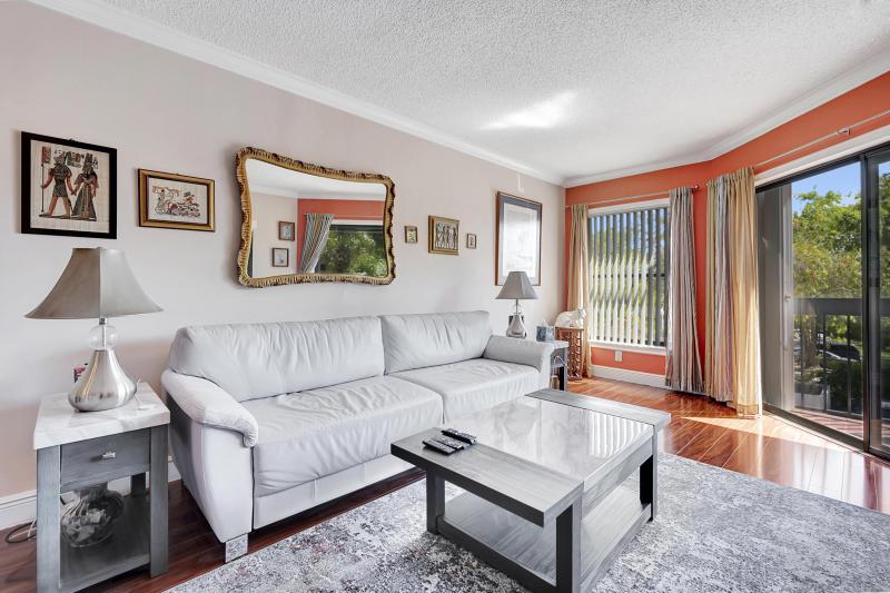 Condo & Townhome Photos