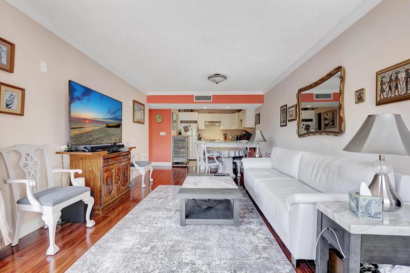  Condo & Townhome Photos