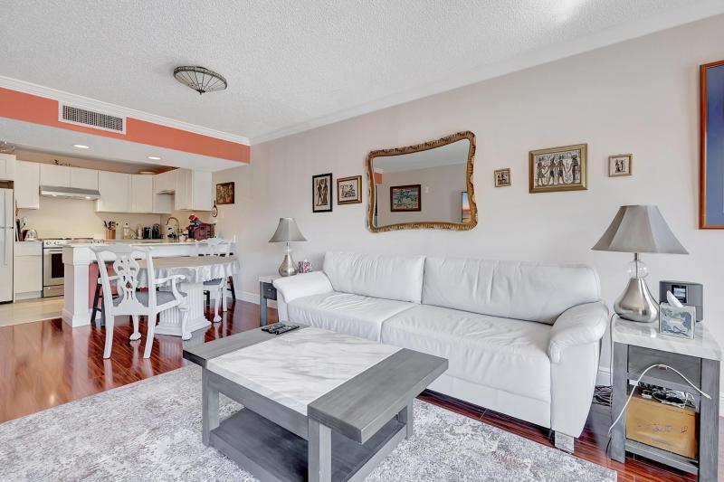  Condo & Townhome Photos