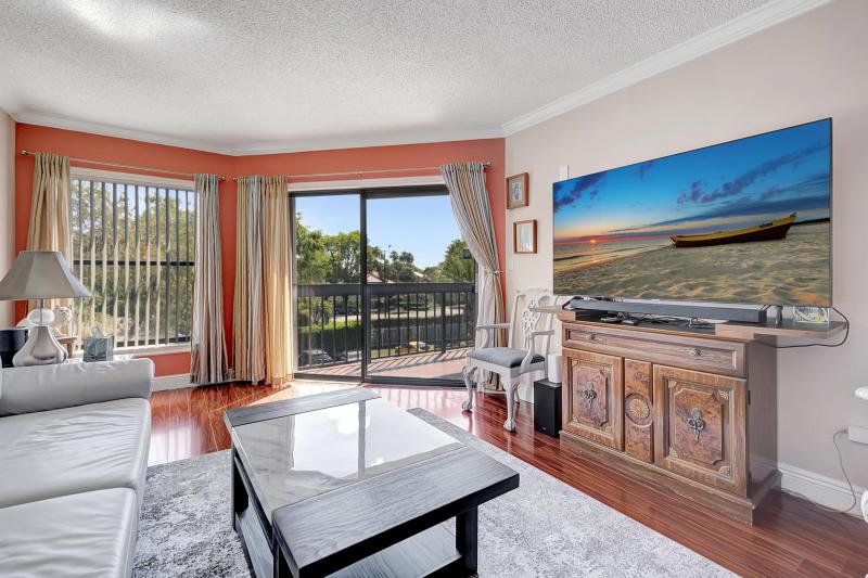  Condo & Townhome Photos