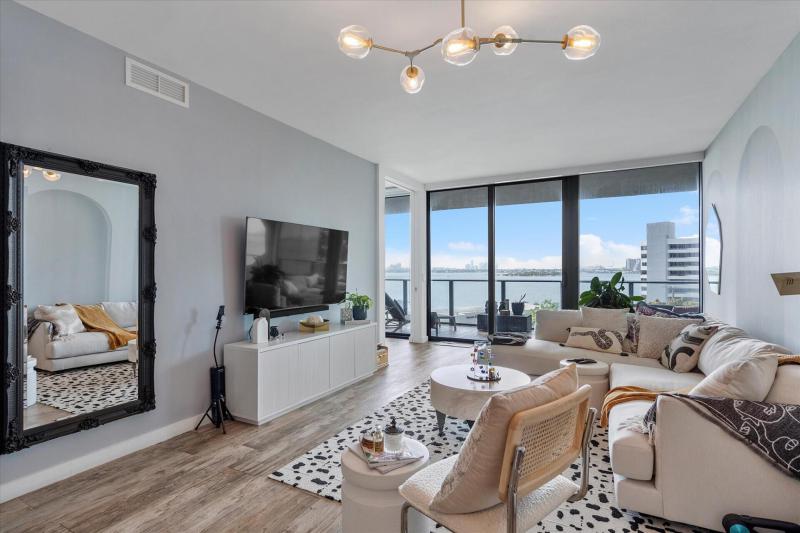  Condo & Townhome Photos