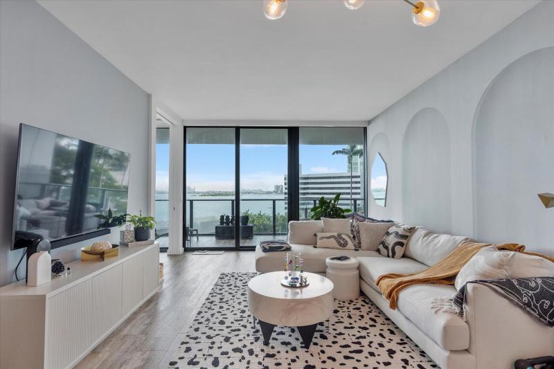  Condo & Townhome Photos