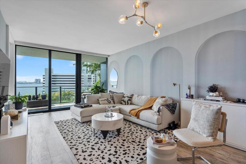  Condo & Townhome Photos