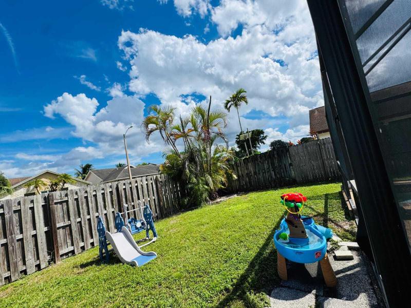  Single Family Homes Photo 17:  Lauderhill,  FL 33351