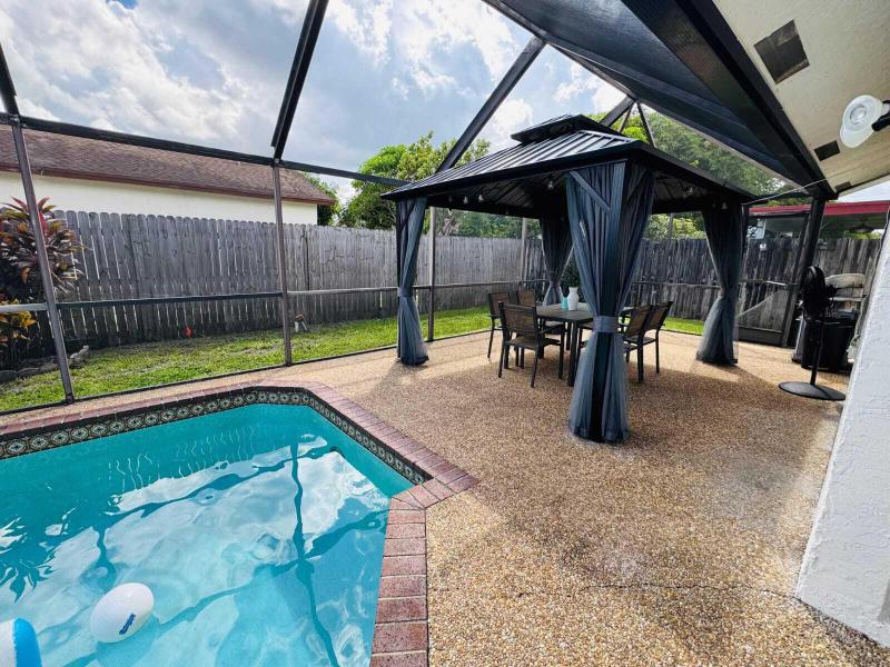  Single Family Homes Photo 19:  Lauderhill,  FL 33351