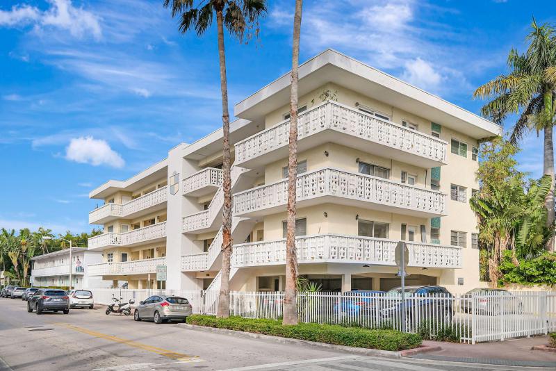  Condo & Townhome Photos