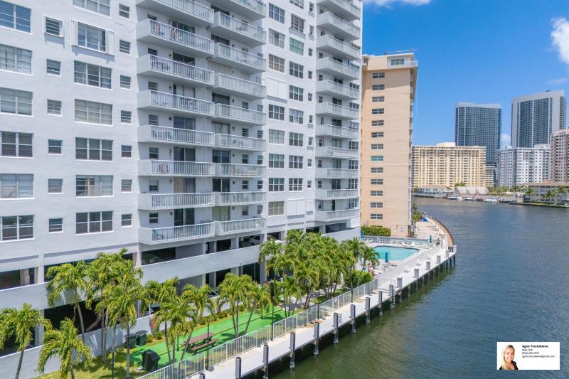 Condo & Townhome Photos