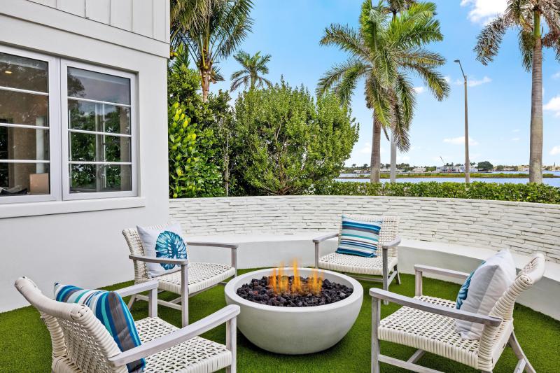  Single Family Homes Photo 2:  West Palm Beach,  FL 33405