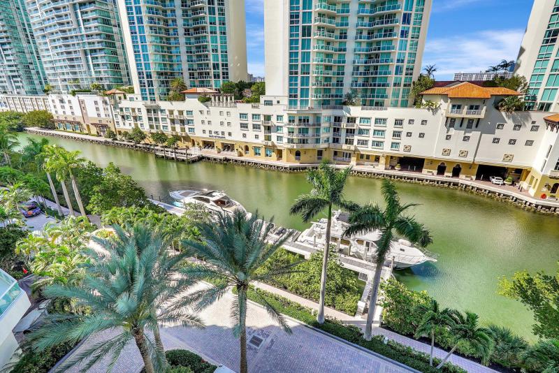  Condo & Townhome Photos