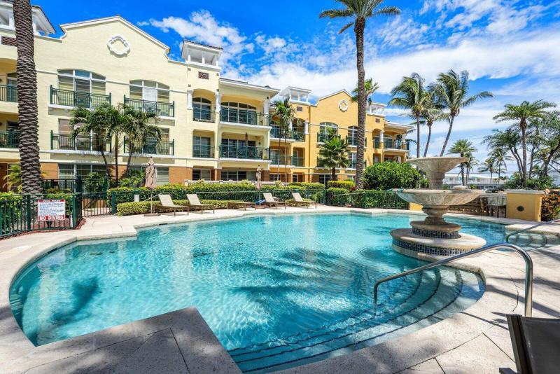  Condo & Townhome Photos
