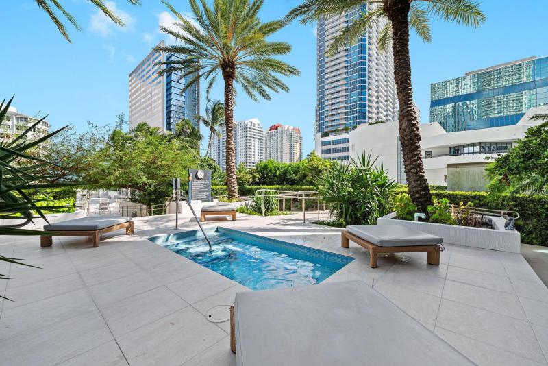  Condo & Townhome Photos