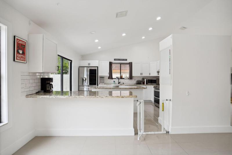  Single Family Homes Photo 10:  Deerfield Beach,  FL 33442