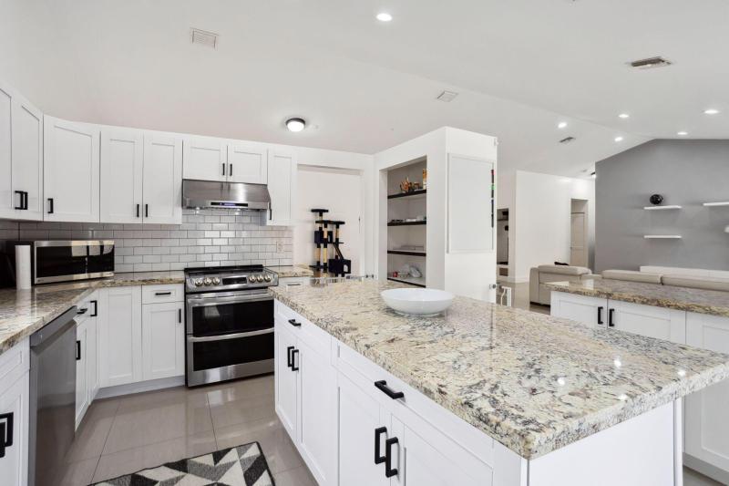  Single Family Homes Photo 11:  Deerfield Beach,  FL 33442