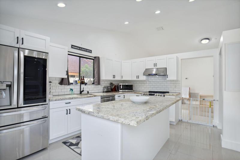  Single Family Homes Photo 12:  Deerfield Beach,  FL 33442