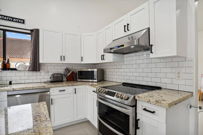  Single Family Homes Photo 13:  Deerfield Beach,  FL 33442