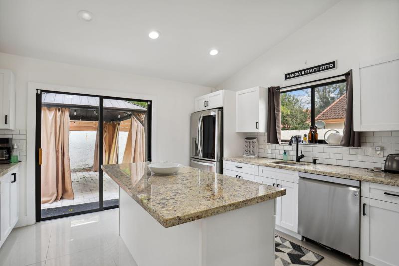  Single Family Homes Photo 14:  Deerfield Beach,  FL 33442