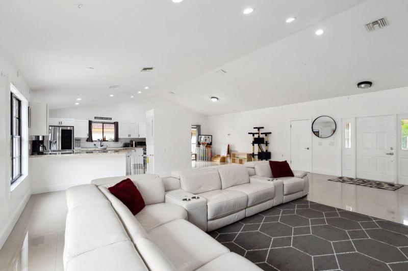  Single Family Homes Photo 6:  Deerfield Beach,  FL 33442